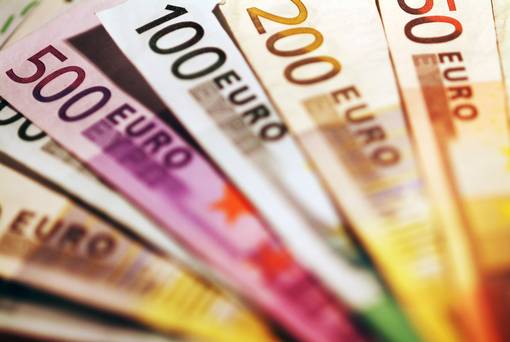 اليورو يهبط دون 1.20 دولار وسط قوة الدولار مع توقعات بتسارع وتيرة رفع الفائدة الأمريكية