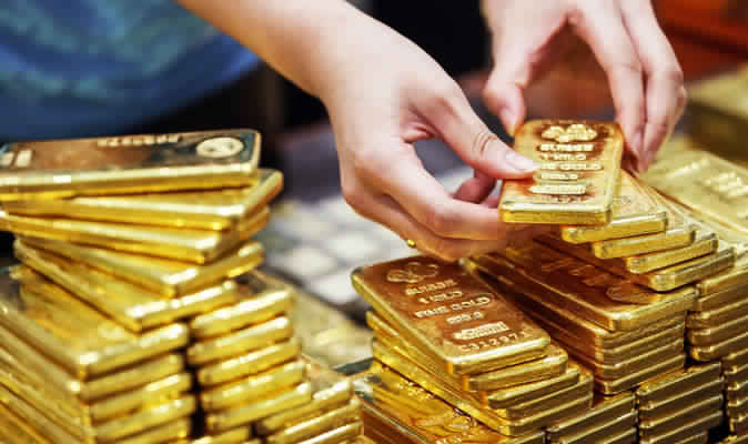 الذهب يهبط عن ذروة 7 أعوام وسط عمليات جني أرباح
