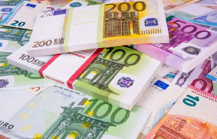 اليورو ينخفض ويبتعد عن قمة 5 اشهر بسبب تهديدات ترامب التجارية
