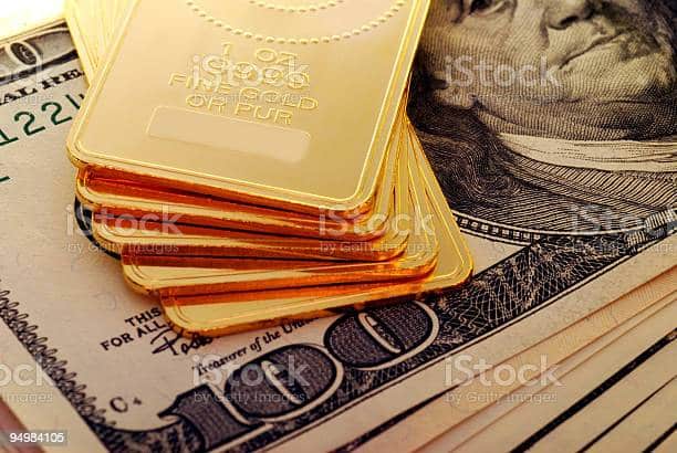 أسعار الذهب تنخفض بالتزامن مع الارتفاع في مؤشر الدولار الأمريكي