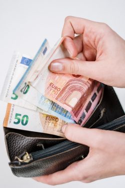 اليورو وتحركاته مقابل مؤشر الدولار الأمريكي خلال تعاملات يوم الثلاثاء 