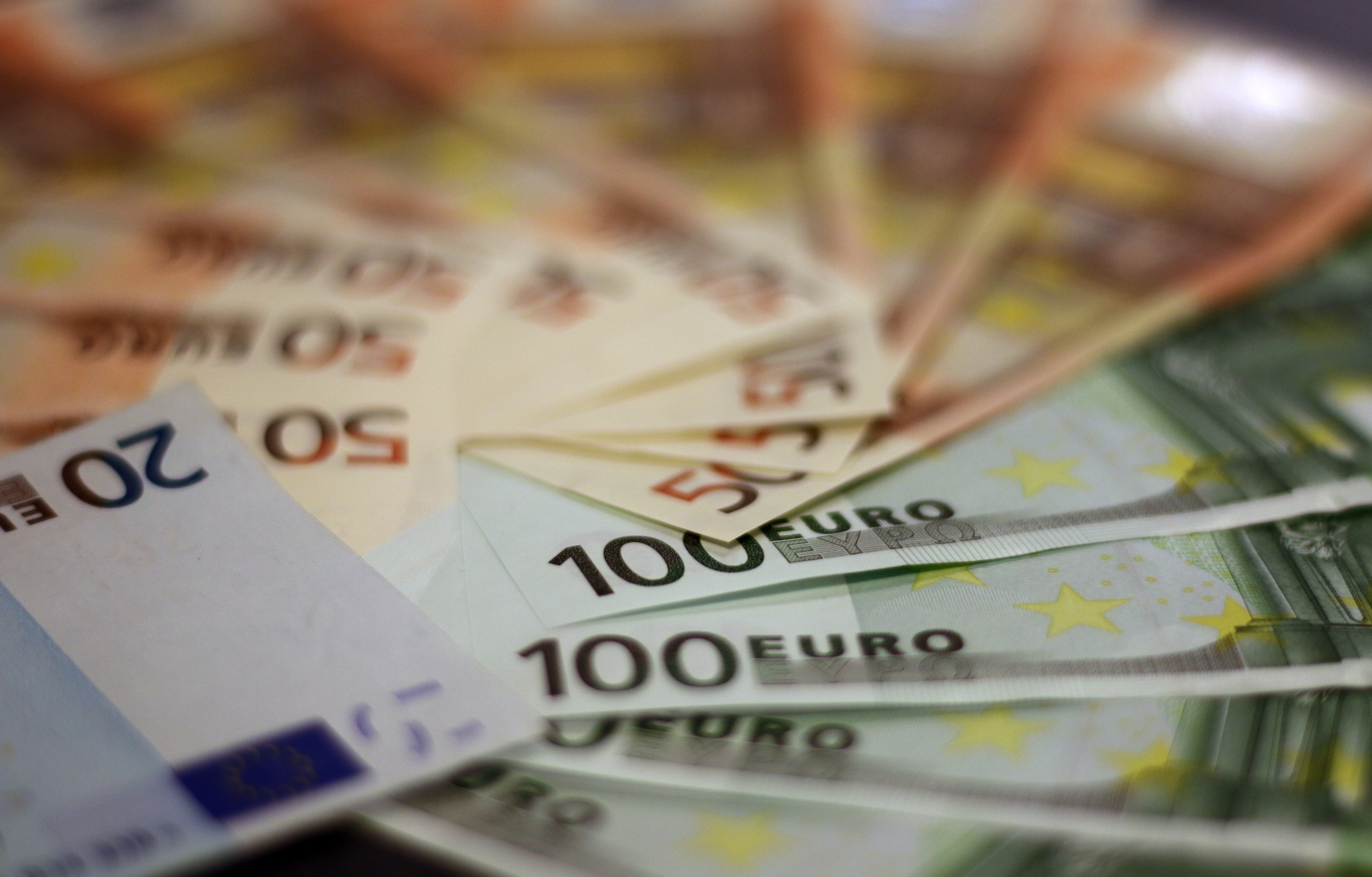 أسعار اليورو ترتفع مقابل الدولار حسب تداولات يوم الأربعاء