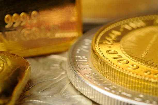 الذهب يحلق لقمة تاريخية جديدة بعد تلميح الفيدرالي عن الفائدة