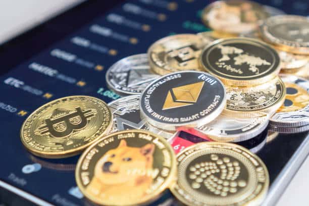 سوق الكريبتو على صفيح ساخن: توترات، قوانين جديدة، وتقلبات غير متوقعة!