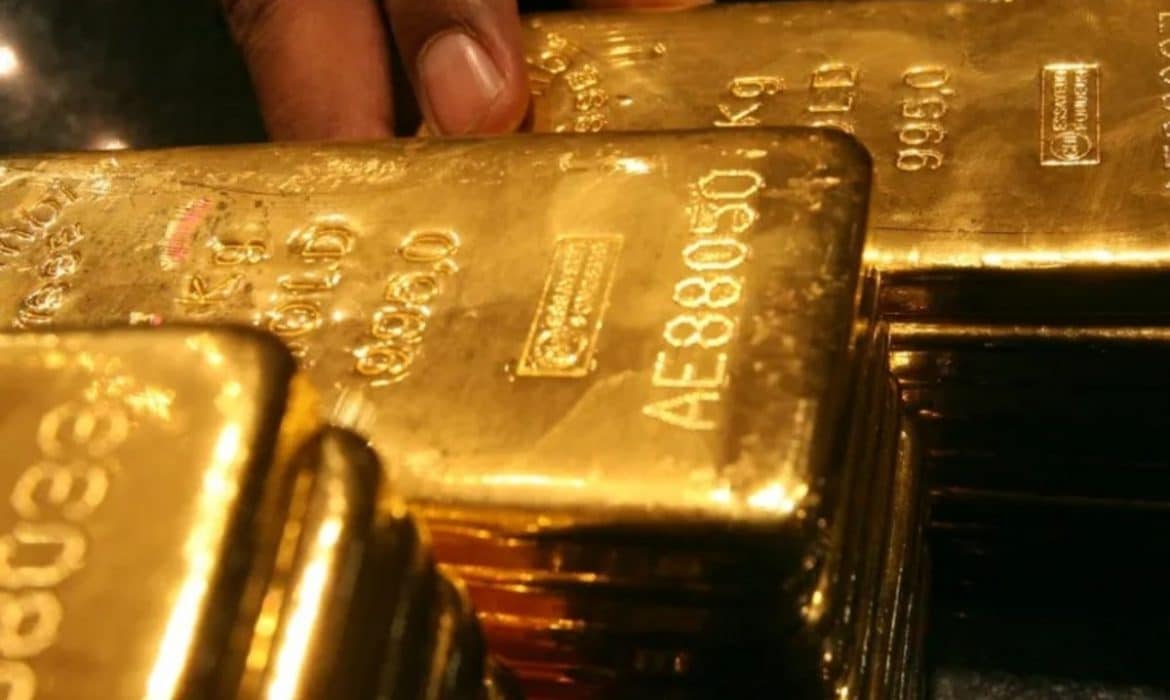 الذهب يواصل الصعود مدعومًا بتراجع الدولار وترقب سياسة ترامب التجارية