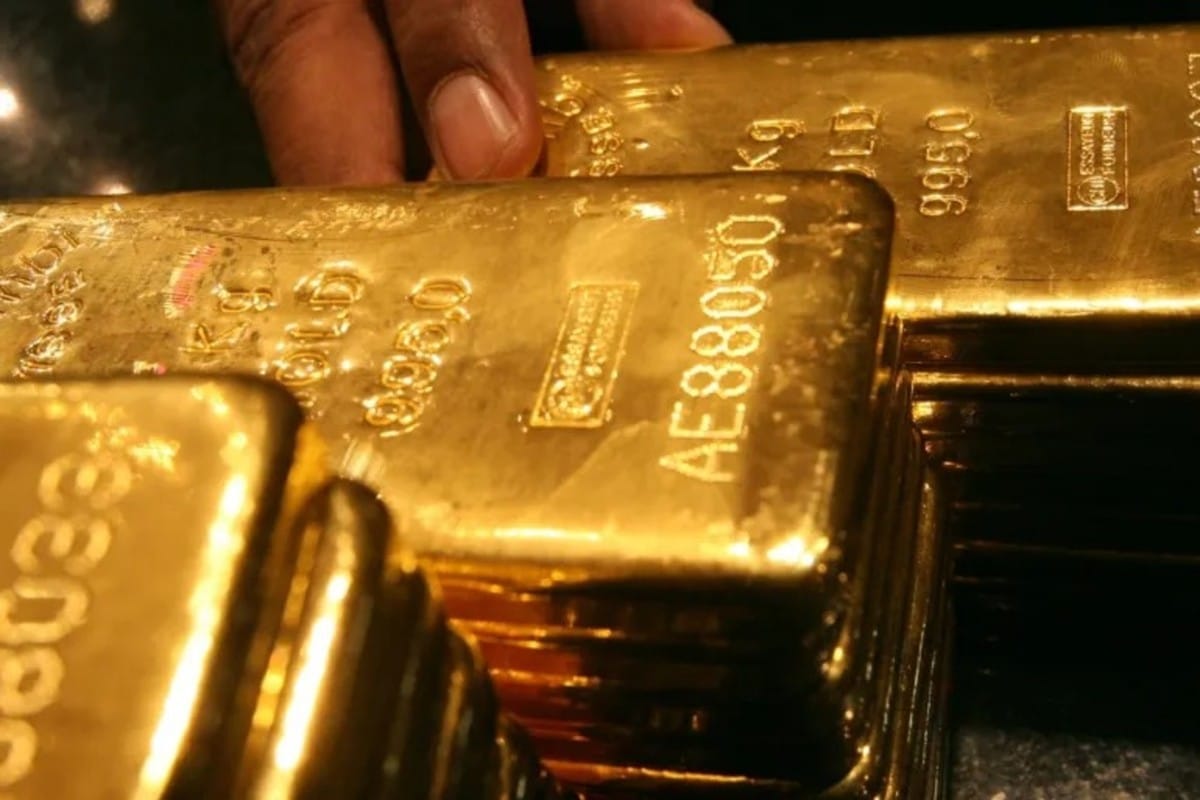 الذهب يواصل الصعود مدعومًا بتراجع الدولار وترقب سياسة ترامب التجارية